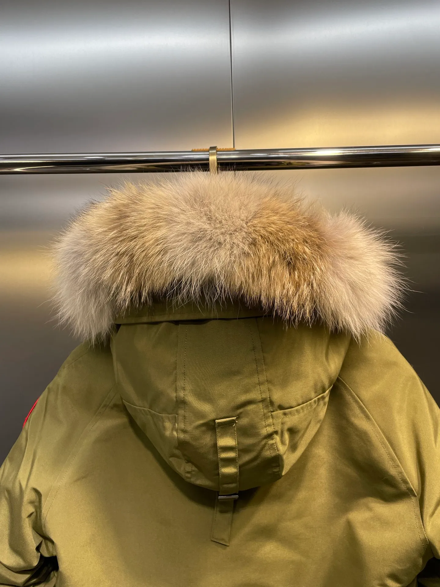 P780 high-end version Canada Goose Canada Goose #Chilliwack 7999M bomber jacket short down jacket/01 model #Men and Women Same Style# ➖ Genuine synchronous anti-counterfeiting chip sensor! ➖ Imported 21S polyester-cotton blended original fabric [last year’s 16S/18S hard fabrics have been completely eliminated, this year all use 21S genuine synchronous fabrics, the soft mid-strap feels delicate and textured], genuine synchronous Feather-Light 10D waterproof coating fabric, made of 84.5 polyester fiber and 15.5 cotton, 100% the best feel in the entire network! ➖ The genuine official website is synchronized with the national standard 80 white duck down, you can check the official website customer service, there will never be a series of misleading claims such as 90 down or goose down! ➖ Using the best nylon lining with double double-layer sealing design, velvet-proof No. 7 needle + grid-filled down ready-made garments, there is 100% no so-called velvet running! ➖ The cuffs are designed with thickened seamless threads, and the collar and pockets are lined with top-quality polar fleece to keep you warm and comfortable! ➖ Yoshida YKK provides original custom-made electroplated sliders. YKK two-way lockable zippers are tight and smooth and will not peel off paint! ➖ 3M composite guarantees that the Velcro is the same as the original, durable, and all accessories and hardware are custom-made! ➖ Imported BEHRINGER embroidery machine to customize the 10,000-needle embroidery logo, 98% of which can be reproduced to restore the original logo. You can check and compare on the official website! ➖ The fur collars are all made of large pieces of Western Canadian blue wolf hide, ensuring that each fur collar is 13-15cm wide!   Size:XS-XXL